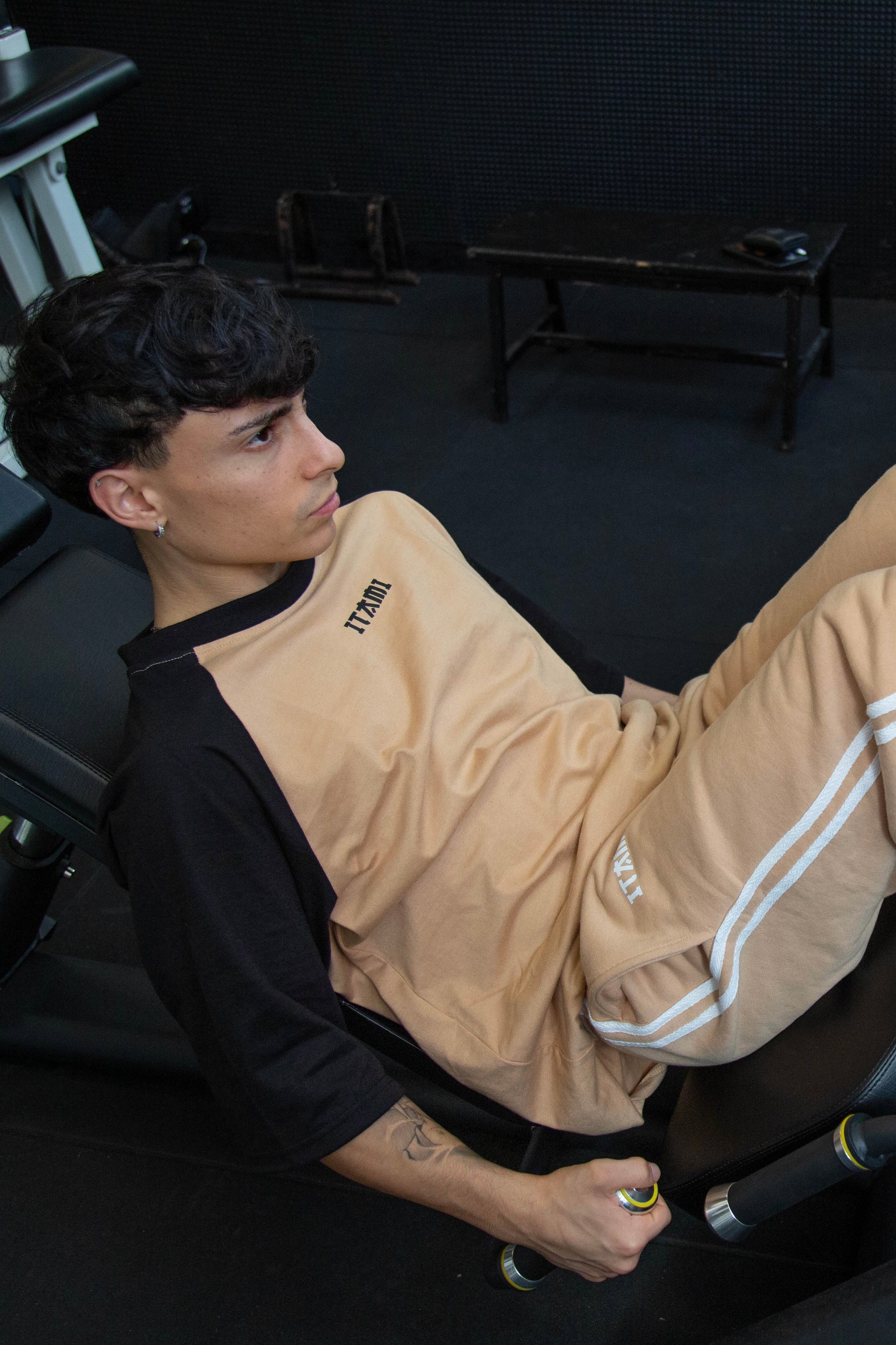 BUSHI OVERSIZE TEE - SAND & BLACK - ITAMI FITNESS BRAND